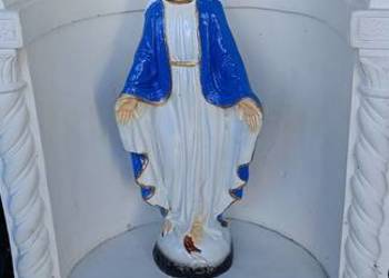 Piękną kapliczka ogrodowa wykonana z betonu