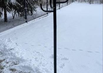 Czarny stojący wieszak na ubrania