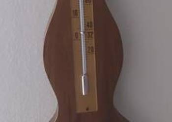 Barometr mechaniczny w drzewie