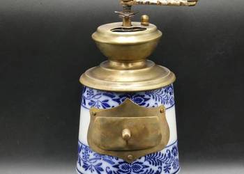 Piękny cebulowy młynek do kawy, porcelana i mosiądz, sygnowany