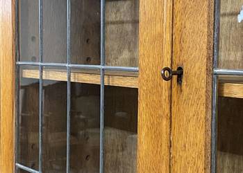 Sekretarzyk dębowy z nadstawką, poł. XX w., witryna