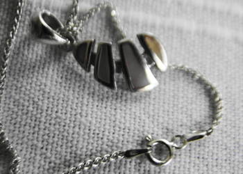 Nietuzinkowy naszyjnik srebro i masa perłowa kolorowa