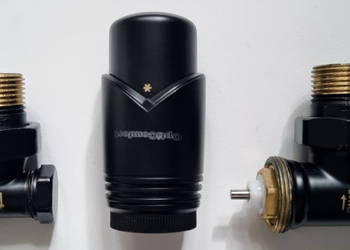 Zawór termostatyczny kątowy 1/2 Opticomfort czarny półmat