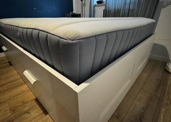 Białe łóżko z wbudowanymi 4 szufladami - materac, pojemne 140x200