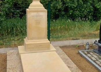 Nagrobek , sarkofag , obelisk z piaskowca PRODUCENT
