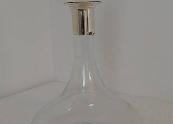 Szklana karafka z kulistym korkiem