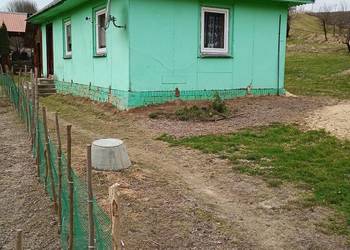 Sprzedam dom drewniany wraz z zabudowaniami gospodarczymi lasem i polem