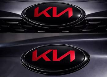 Nowy Emblemat KIA 115x58mm Czarny Mat/Czerwony ABS – Nowe Logo!