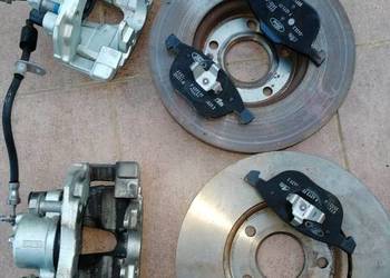 Ford Focus MK3 zaciski hamulcowe z jażmami P/L strona komplet klocki tarcze
