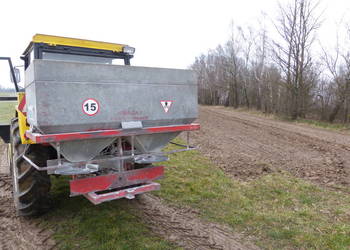 Rozsiewacz nawozu dwutarczowy otwierany hydraulicznie na 2 węże