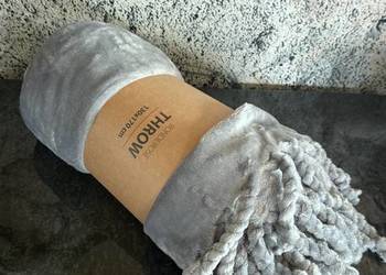 Koc polar pled szaro-niebieski z frędzlami 130x170 miękki na taras balkon