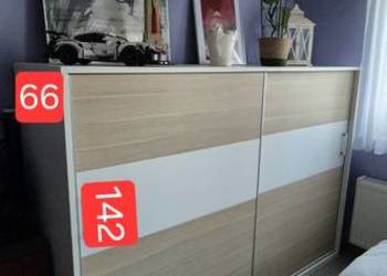 szafa dwukomorowa z drzwiami przesuwnymi