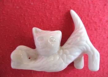 Kot - z piłeczką - porcelana - 3 x 4,5 x 1,5 cm Miniaturka