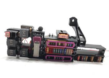 SKRZYNKA BEZPIECZNIKÓW AUDI A7 4G 8A0937530 Hatchback 10-18 4.0 560KM