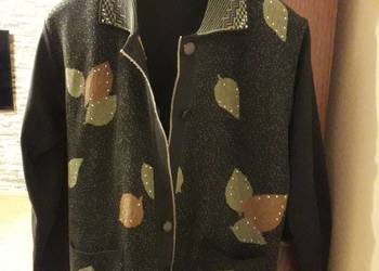 Sweter z wzorem liści  - modny kolor