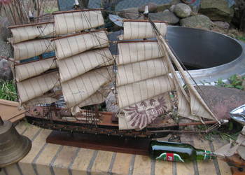 Komplet modeli żaglowców.