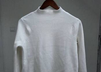 Biały sweter ze stójką golf wiskoza