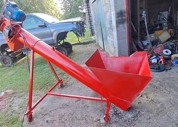 Podajnik ślimakowy do trocin zboża