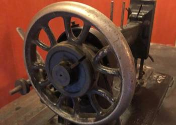 Przedwojenna maszyna do szycia z intarsjowanym stolikiem – dla kolekcjonera