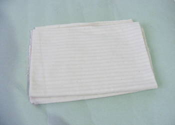 Materiał ecri w wytłaczane paski 81 cm x 124 cm x2