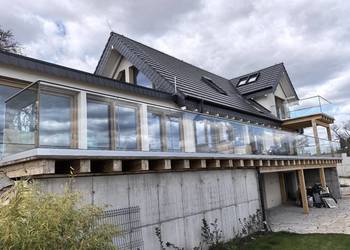 Balustrady szklane, kabiny prysznicowe, lustra, zabudowy Emdeglas