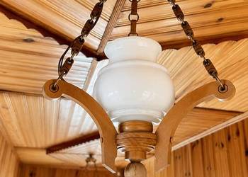 Komplet 2 drewnianych żyrandoli vintage PRL – rustykalne lampy sufitowe z k