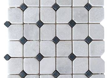 Mozaika kamienna Carrara Octagone bębnowana z czarnymi elementami 30,5x30,5