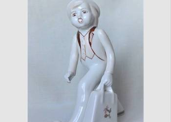 Chłopiec z walizką  art deco Alba Iulia Rumunia lata 60te Chłopiec z walizką  art deco Alba Iulia Rumunia lata 60te