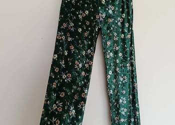 Zielone welurowe spodnie w kwiaty PULZ – rozm. 38,
