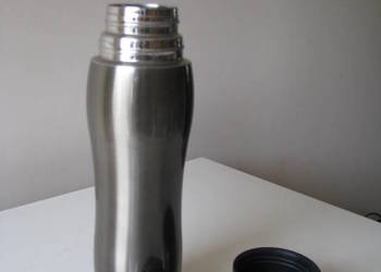 Mały stalowy termos turystyczny z kubkiem 0,4 l