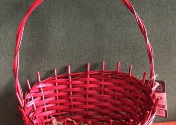 Czerwony koszyk wiklinowy na upominki