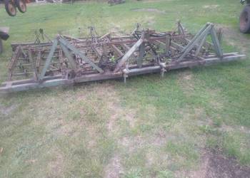 Brony uprawowe , składane hydraulicznie z wałkami strunowymi .