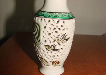 ażurowy porcelanowy wazonik