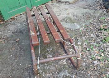 Stare sanki masywne dekoracja ogrodu