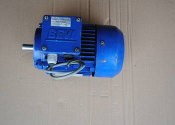Silnik 0,75 kW 3 fazowy 1390 obr kołnierzowy