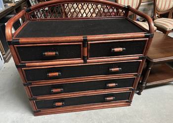 Piękna komoda z rattanu połączona z drewnem