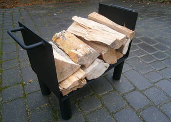 metalowy stojak na drewno.