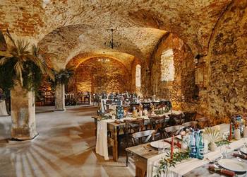 Sprzedam 150 krzeseł drewnianych i 36 stołów drewnianych – idealne na wesel