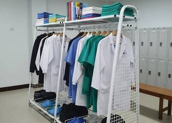 Wieszak mobilny na odzież dla personelu medycznego