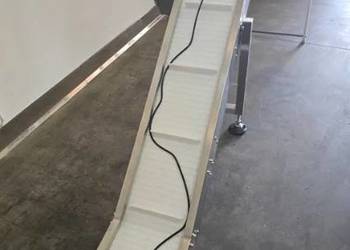 Transporter odbiorczy do pionowych automatów pakujących | Regulowana
