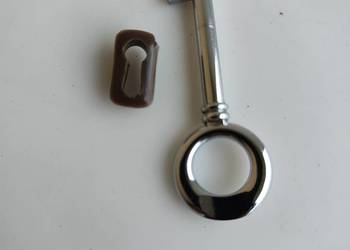 Klucz piórowy z szyldem do zamka uniwersalny