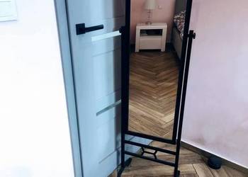 Metaloplastyka duże lustro stojące czarne eleganckie