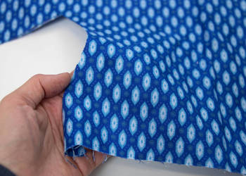 Kobaltowa tkanina bawełniana, niebieskie wzory -