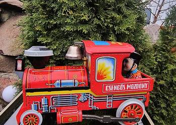 Stara lokomotywa parowóz metalowy na baterie PRL