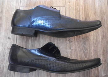 Buty NEXT EUR43 28cm Skóra czarne skórzane z perforacjami pantofle stan BDB