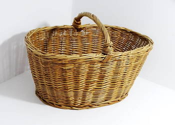 Duży kosz wiklinowy o wymiarach 52 × 35 × 33 cm (wysokość z rączką) 42L.