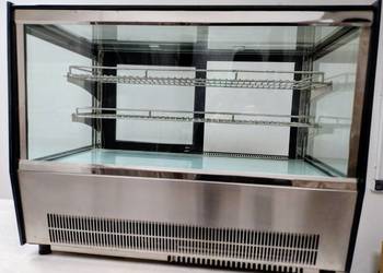 Witryna chłodnicza cukiernicza i regał na pieczywo