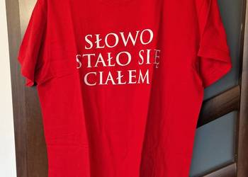 t-shirt czerwony A słowo ciałem sie stało XL