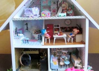 Domek dla lalek robiony ręcznie z pełnym wyposażeniem