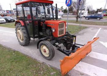 Ciągnik rolniczy URSUS C-330M z zamontowanym pługiem do śniegu